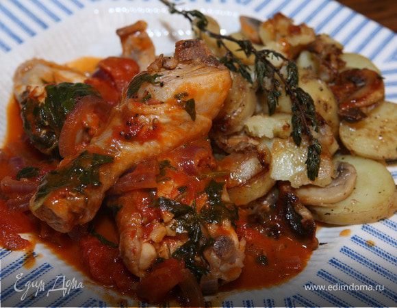 Паста с курицей и грибами в томатном соусе