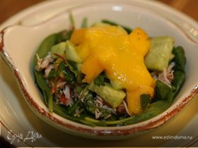 Салат с крабами и манго