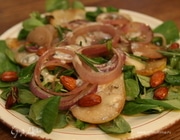 Салат из груш с карамелизированным луком и миндалем