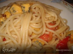 Спагетти с голубым сыром и черри