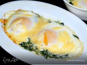 Запеченые яйца со шпинатом и сыром на завтрак