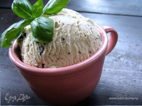 Мороженое с шоколадом и базиликом