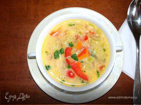 Острый тайский суп с кокосовым молоком и овощами.