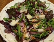 Салат с дыней, красным луком и грецкими орехами