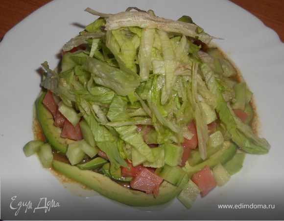 Овощной салат с авокадо и семгой