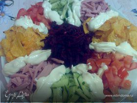 Салат с овощами, ветчиной и чипсами