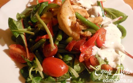 Рецепт Теплый овощной салат с куриным филе и пикантными колбасками