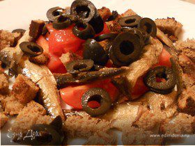 Салат со шпротами, маслинами и ржаными сухариками