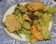 Салат «Цезарь» с чипсами из пармезана