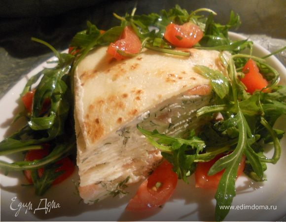 Блинный пирог со сливочным сыром, форелью и салатом из руколы