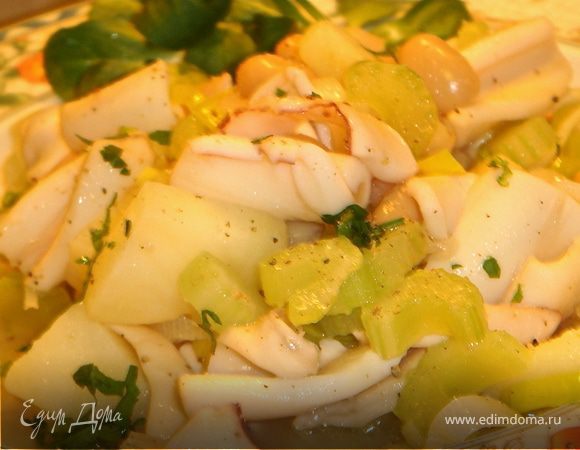 Теплый салат с кальмарами и стручковой фасолью