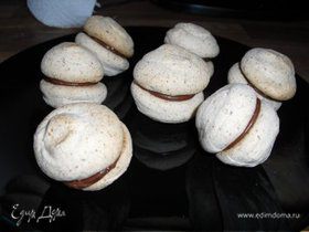 Печенье " Макроны" с шоколадно-кокосовой начинкой.