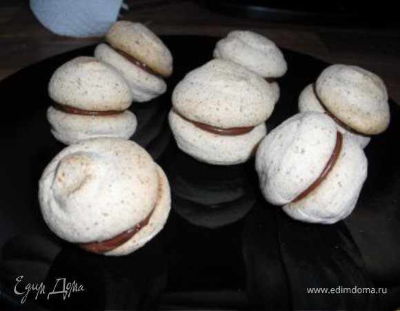 Печенье " Макроны" с шоколадно-кокосовой начинкой.