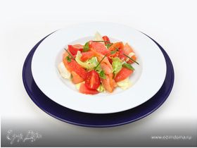 Салат листовой, с огурцом и укропом с рыбой холодного копчения и дольками грейпфрута