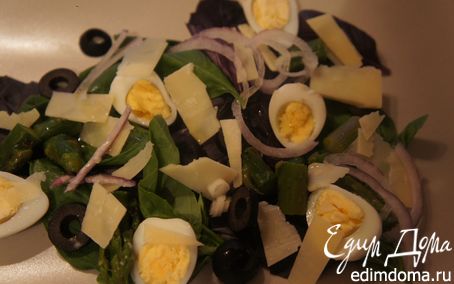 Рецепт Салат со свежим базиликом, спаржей и перепелиными яйцами