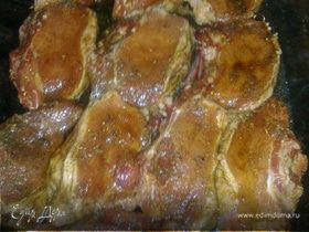 Запеченые свиные стейки в чесночном соусе