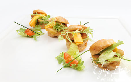 Рецепт Заварной мини - сэндвич с сырным ассорти, маринованной грушей и листьями