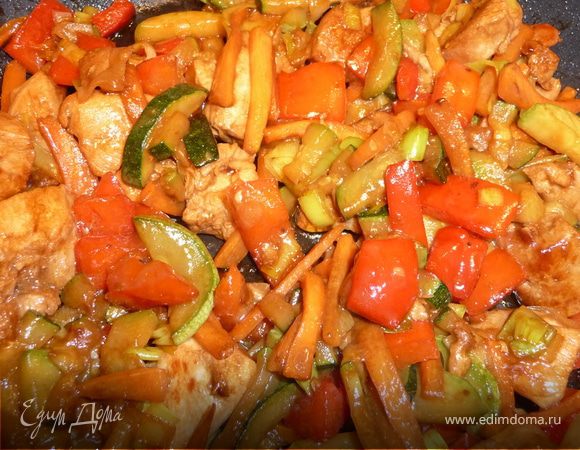 Курица в Соусе Терияки на сковороде с овощами и рисом