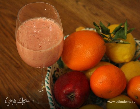 Клубничный коктейль с бананом и йогуртом