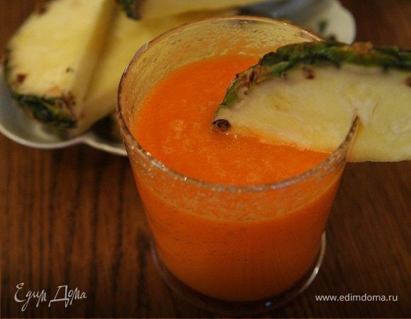 Витаминный сок из моркови и ананаса
