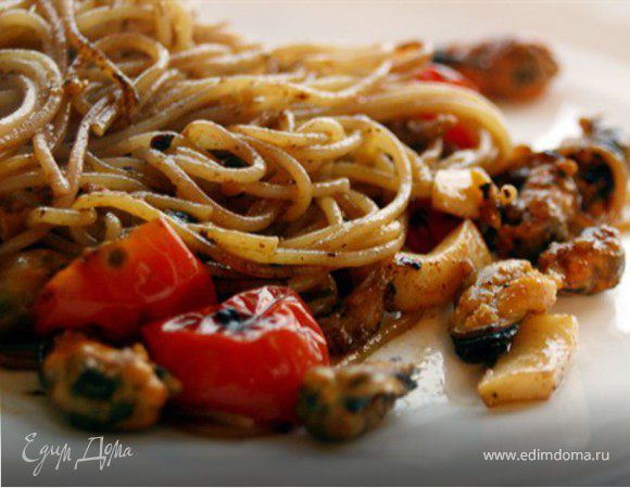 Спагетти с мидиями и свежими помидорами