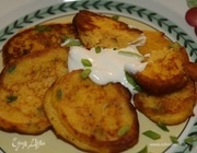 Оладьи из тыквы и картофеля с зеленым луком и мускатным орехом