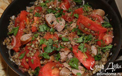 Рецепт Салат из чечевицы с помидорами и колбасками