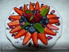 Чай и фруктовый салат с засахаренными цветами