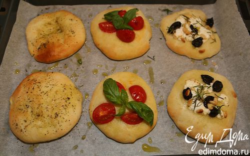 Рецепт Пиццеты с козьим сыром, орешками и помидорами
