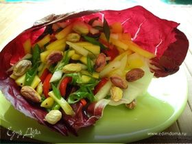 Салат из груши и манго с фисташками