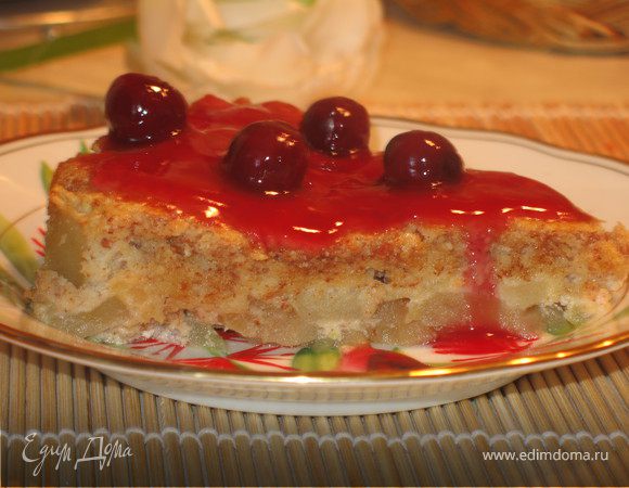 Миндальный яблочный пирог с вишневым соусом