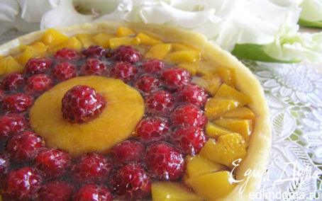 Рецепт Малиновый пирог с персиком и вишней