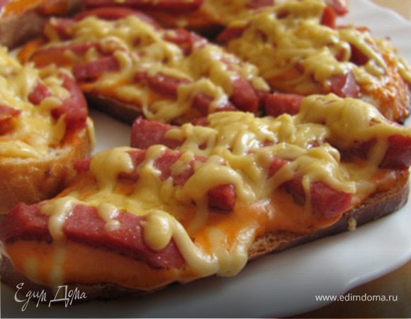 Горячие бутерброды в духовке с колбасой и сыром на батоне: рецепт с фото пошагово | Меню недели