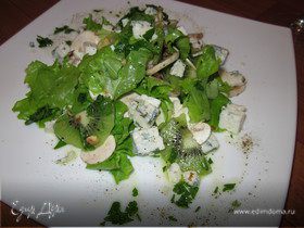 Зеленый салат с шампиньонами и сыром с голубой плесенью (обед во французском стиле № 2)