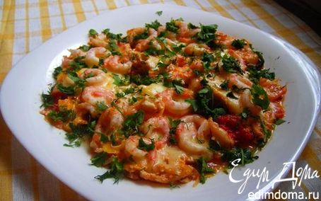Рецепт Сырная яичница с креветками и помидорками