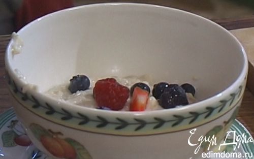 Рецепт Овсяная каша с ягодами и сухофруктами