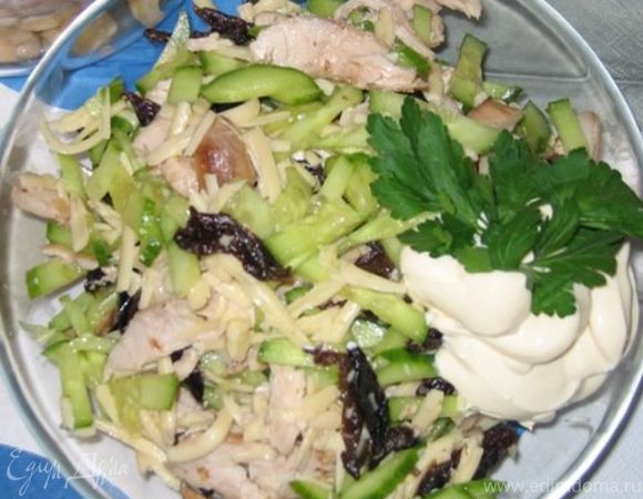 Салат «Дамский каприз» с курицей и черносливом: рецепты
