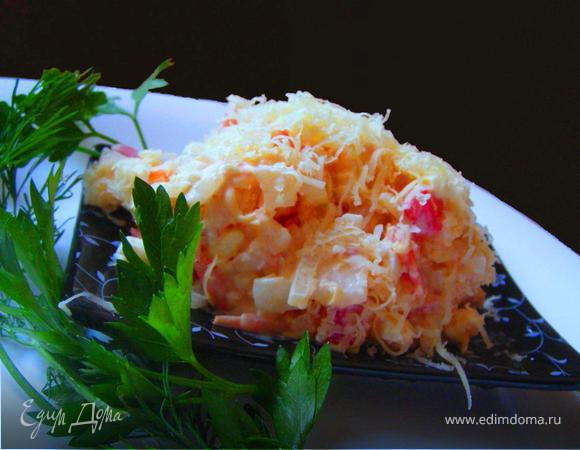 Сырный салат с креветками и помидорами