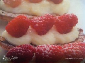 Печенье миндальное с ягодами