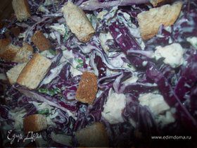Салат из краснокочанной капусты с курицей, чесноком и грецкими орехами