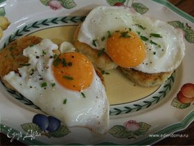 Жареные яйца с картофельными биточками