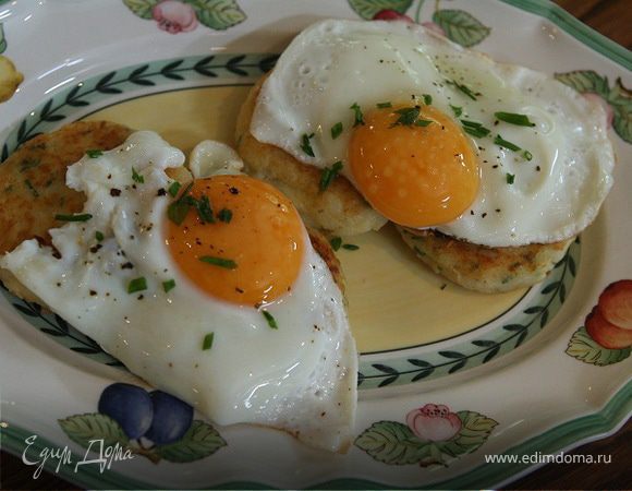 Жареные яйца с картофельными биточками