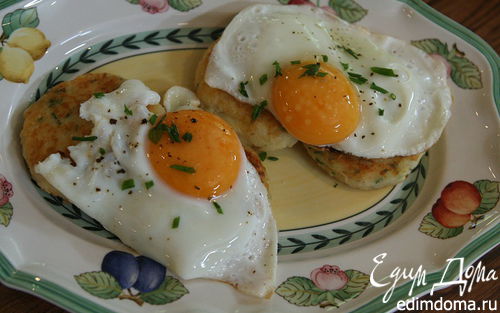 Рецепт Жареные яйца с картофельными биточками