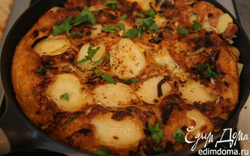 Рецепт Тортилья с купатами, луком и картофелем