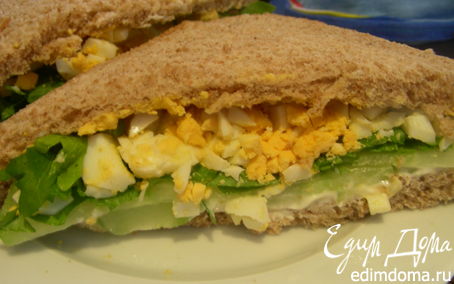 Рецепт Английский сэндвич с яйцом, огурцом и руколой
