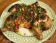 Цыпленок на гриле с острым соусом из чили, чеснока и петрушки