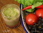 Виноградно-грушевый сок с сельдереем и листьями салата