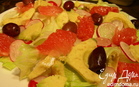 Рецепт Легкий салат из грейпфрута, авокадо, редиса и оливок