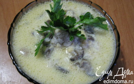 Рецепт Сырно-сливочный соус с грибами и свининой.
