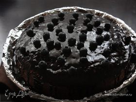 Шоколадный торт с черникой